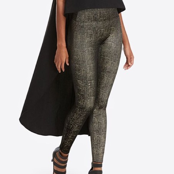 SPANX Pants - SPANX
Velvet Shine Leggings - Black & Gold